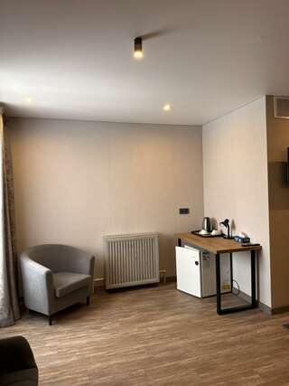 Гостиница Ривьера Комсомольск-на-Амуре Номер комфорт улучшенный с 1 двуспальной кроватью-5